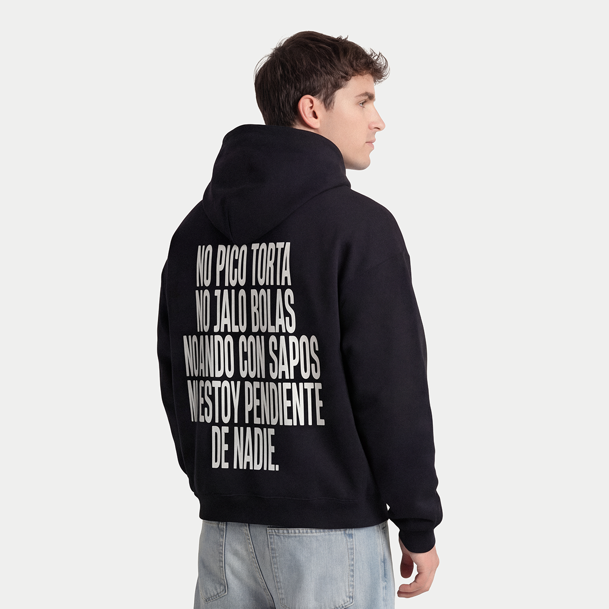 Modelo de espaldas llevando la sudadera con capucha negra clásica «No Pico Torta» de Caracas Merch
